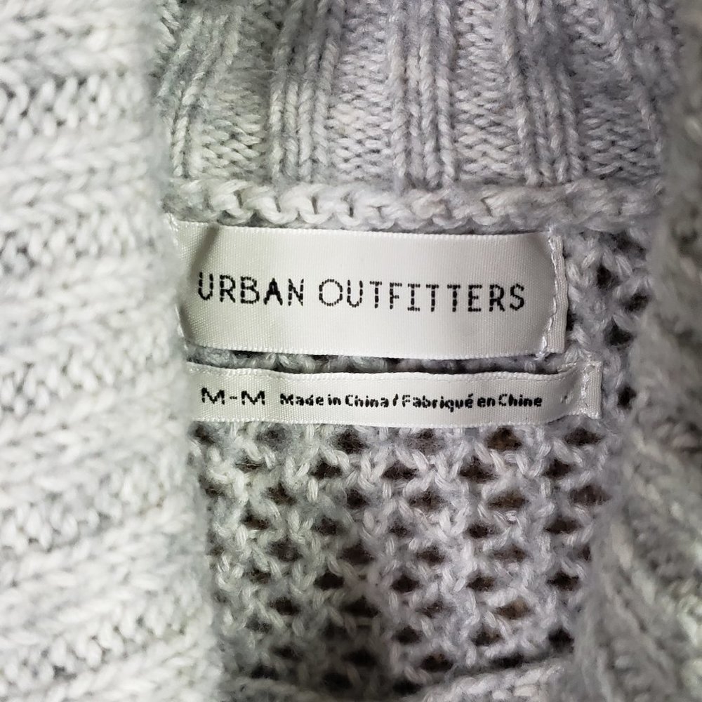 LIKE NEW URBAN OUTFITTERS V NECK COLLAR CUT OUT GREY KNIT SWEATER - Picture 4 of 6
